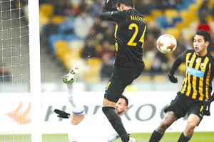 στο χιόνι του παγωμένου «Ολιμπίνσκι» του Κιέβου