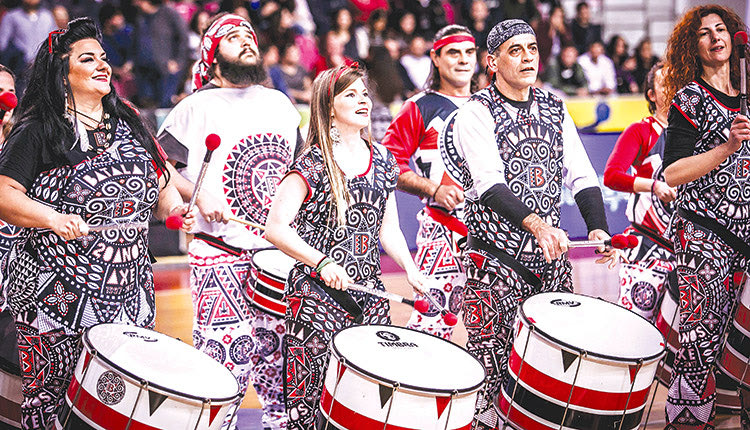 Η ομάδα κρουστών Batala Creta έδωσε τη δική της παράσταση στο ημίχρονο του αγώνα.