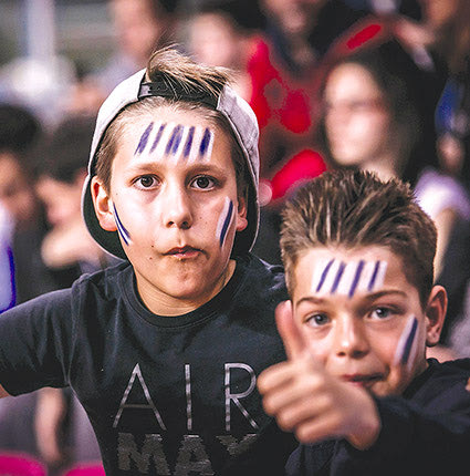 Τη συμπαράσταση αρκετών νεαρών φιλάθλων είχε ξανά η Εθνική ομάδα.