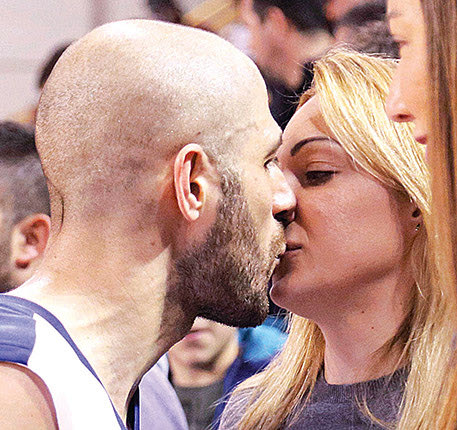   Φιλί από τη σύζυγό του    πήρε ο Βασιλοπουλος