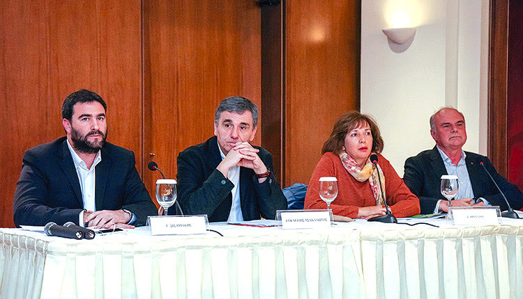 Με τους διοργανωτές της εκδήλωσης, από τα τρία επιμελητήρια, τους κ.κ. Σισαμάκη, Βρέντzου και Αλιφιεράκη