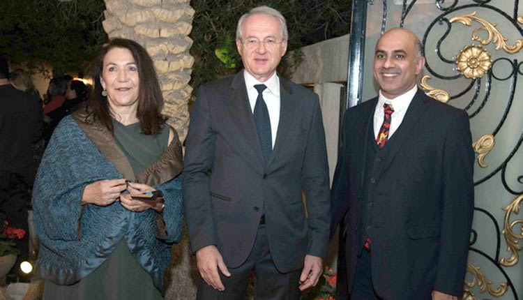 Στο μέσον ο κρητικής καταγωγής Έλληνας πρέσβης του Κουβέιτ κ. Ανδρέας Παπαδάκης