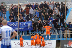 Οι παίκτες του Ηροδότου πανηγυρίζουν με τον κόσμο τη μεγάλη νίκη απέναντι στο ΑΙΓΑΛΕΩ