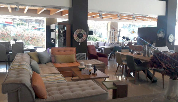 Έκθεση επίπλων  του καταστήματος  “Delta Mo”