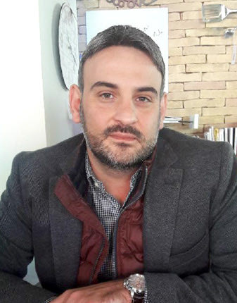 Ο Γιώργος Πιτσουλάκης, ιδιοκτήτης του καταστήματος “Delta Mo”,