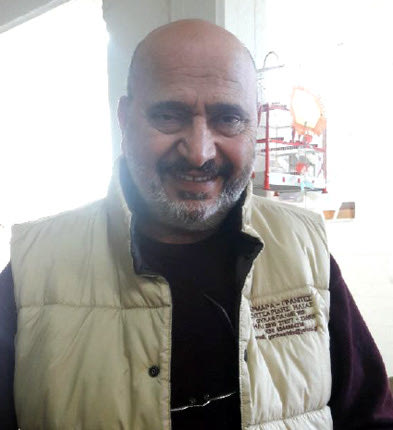 Στέλιος Καψάλης, ιδιοκτήτης  του καταστήματος “Ταπετσαρίες επίπλων Καψάλης”