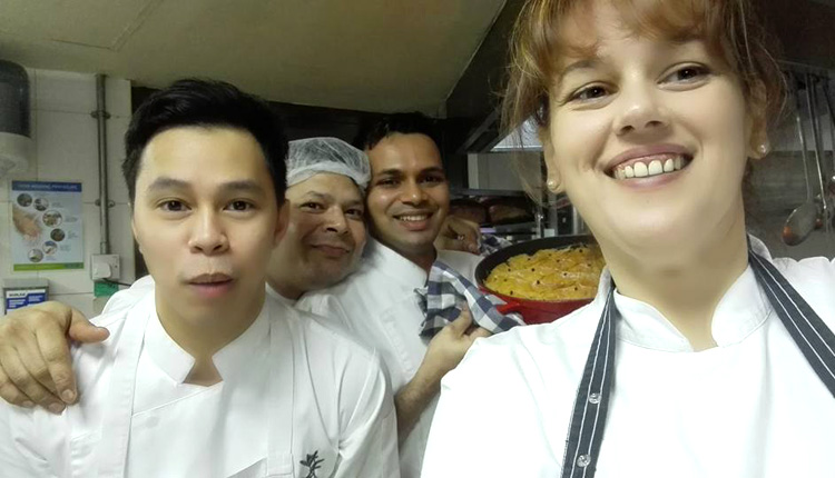 Με τους συναδέλφους της και τον μπακλαβά