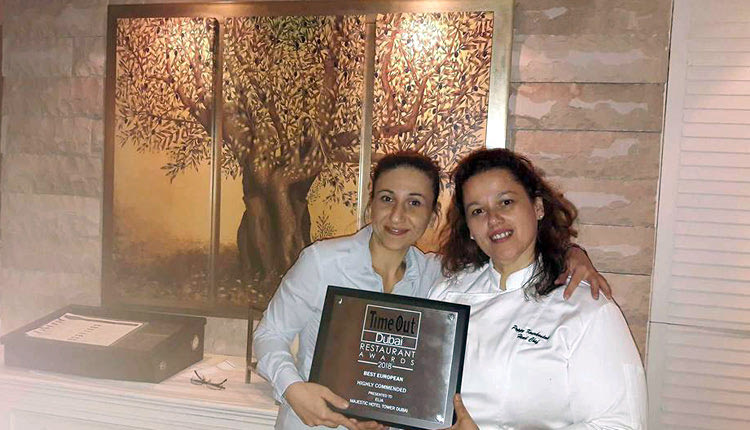 Ένα βραβείο για την “Ελιά”. Η Π. Κουρκουτάκη με τη συνεργάτιδά της Μαργιάννα Μαυρίδου