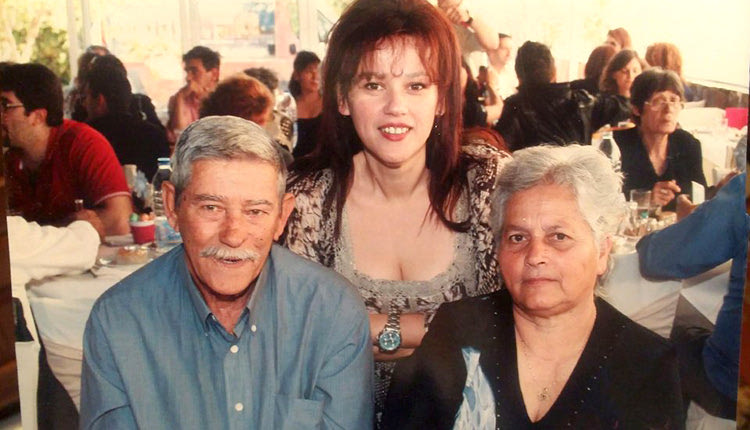 Η σεφ από τον Άγιο Νικόλαο με τους γονείς της, Νίκο και Μαρία