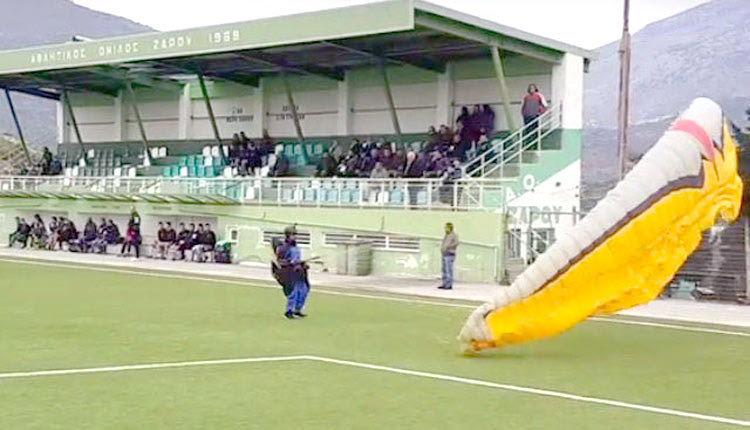 Ένα διαφορετικό όσο και απρόσμενο θέαμα πρόσφεραν οι αθλητές της αερολέσχης «Ίκαρος» κατά τη διάρκεια της αναμέτρησης του Ζαρού με τον ΠΑΟΚ. 