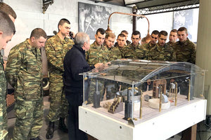 Επίσκεψη εφέδρων αξιωματικών στην έκθεση της οικογένειας Χουμεριανού