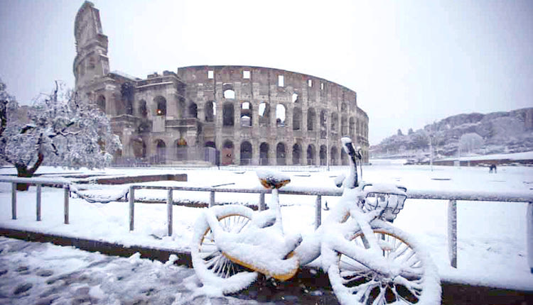 στη Ρώμη, με τις φωτογραφίες από το χιονισμένο Κολοσσαίο να προκαλούν θαυμασμό