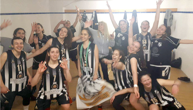 Οι νεάνιδες στο μπάσκετ του ΟΦΗ πανηγυρίζουν τη νίκη τους  στα Χανιά