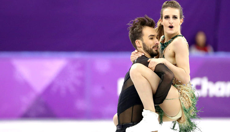 Η αργυρή Ολυμπιονίκης Γκαμπριέλα Παπαδάκη, ήταν η σημαιοφόρος της Γαλλίας στην τελετή λήξης των Χειμερινών Ολυμπιακών Αγώνων στη Ν. Κορέα. 