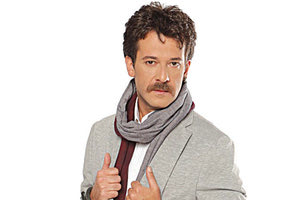 Ο ΗΡΑΚΛΕΙΩΤΗΣ ΗΘΟΠΟΙΟΣ ΓΙΩΡΓΗΣ ΚΟΝΤΟΠΟΔΗΣ, ΠΟΥ ΗΤΑΝ ΜΙΑ ΑΠΟ ΤΙΣ ΑΠΟΚΑΛΥΨΕΙΣ ΤΗΣ ΦΕΤΙΝΗΣ ΤΗΛΕΟΠΤΙΚΗΣ ΣΕΖΟΝ, ΜΙΛΑ ΣΤΗΝ “Π”