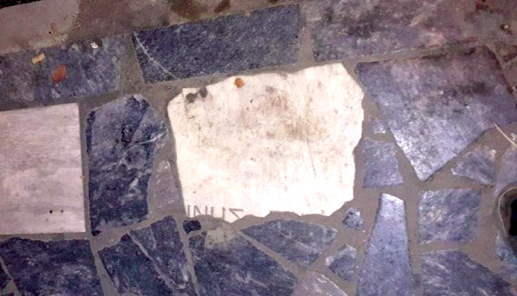 «Φωτιές» άναψε στα μέσα κοινωνικής δικτύωσης μια ανάρτηση που εμφάνιζε ένα μαρμαροστρωμένο πεζοδρόμιο στη Γερωνυμάκη, τμήμα της πλακόστρωσης του οποίου έμοιαζε να έχει αφαιρεθεί από ταφοπέδιο