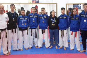 Η ομάδα Taekwondo DO I.T.F Χερσονήσου που πήρε 8 μετάλλια