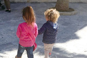 Τα παιδιά μικραίνουν τις αποστάσεις: Το ένα είναι προσφυγάκι από τη Συρία που ζει πλέον στην πόλη μας και το άλλο Ηρακλειωτάκι