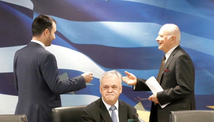 κατά την τελετή παράδοσης- παραλαβής, ο τέως υπουργός Οικονομίας κ. Δραγασάκης και Ανάπτυξης Δημήτρης Παπαδημητρίου