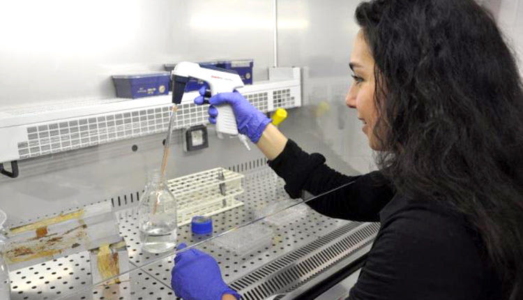 H επίκουρη καθηγήτρια Νευροφυσιολογίας του Τμήματος Βιολογίας του Πανεπιστημίου Κρήτης και η δρ Βασιλική Νικολετοπούλου