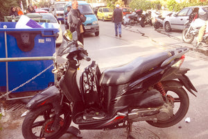 ΤΡΟΧΑΙΟ: Το δίκυκλο έπεσε στο αυτοκίνητο