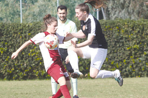 η γυναικεία ομάδα του ΟΦΗ στο Βαρδινογιάννειο με την ΑΕΛ