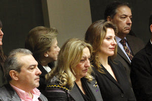 η νύφη του πρωθυπουργού, σύζυγος του αδελφού του, κατέχει θέση παράλληλης άσκησης καθηκόντων και στο Δημόσιο, αλλά και στο γραφείο του υφυπουργού Κοινωνικής Ασφάλισης