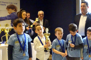 Ο δήμαρχος Χερσονήσου κ. Μαστοράκης στις απονομές του σχολικού σκακιού