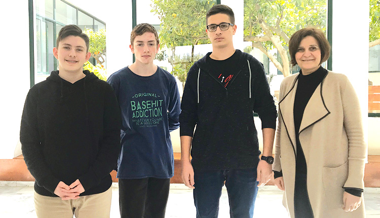 Τα μέλη της ομάδας «SINTEKNOI» από το εκπαιδευτήριο «Το Παγκρήτιον» και η οικονομολόγος του σχολείου κ. Ειρήνη Στρατάκη