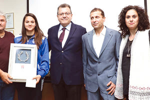 Ο κ. Μανιαδάκης βράβευσε την Μεσσαρίτισσα πρωταθλήτρια Ευρώπης Κέλλυ Κυδωνάκη