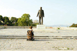 διαμαρτυρία της Γεωργίας Ξημεράκη, μιας κοπέλας με κινητικά προβλήματα: Ζητά πρόσβαση στο εμβληματικό άγαλμα