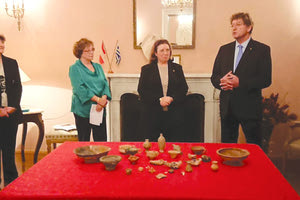 Η κ. Βλαζάκη και ο κ. Σέρερ στην τελετή παράδοσης των αρχαιοτήτων στη Βιέννη