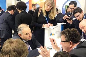 Ο Μ. Βαμιεδάκης με τον υφυπουργό Χ. Φούχτελ στο περίπτερο της Κρήτης