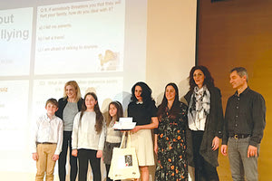 Οι μαθητές και η εκπαιδευτικός, κ. Μαλαματένια Σταυρακάκη παραλαμβάνουν το βραβείο τους από τους Ολυμπιονίκες.