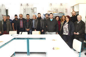 Μαθητές του Εσπερινού Λυκείου Ηρακλείου με τη διευθύντρια, κ. Αντωνία Μαρμαρέλη, και τον χρόνια καθηγητή του σχολείου, κ. Παύλο Μαυρίδη