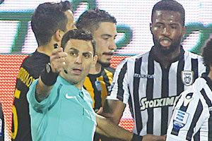 ΣΟΥΠΕΡ ΛΙΓΚΑ: Μπάχαλο και διακοπή στο ΠΑΟΚ-ΑΕΚ