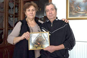 Οι γονείς του Λοχία Κούκλατζη με τη φωτογραφία του γιου τους