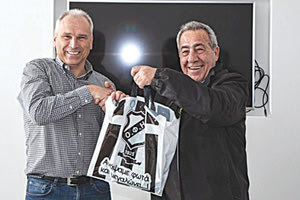 Ο κ. Ρεπανάκης με τον εκπρόσωπο της Ντόρντμουντ