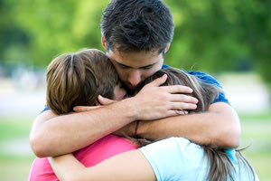 Οι θετικές επιδράσεις της παιδικής αγκαλιάς
