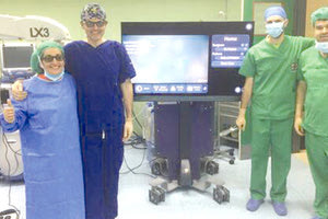 Ο κ. Παππάς με τους συνεργάτες του μπροστά σε μηχάνημα