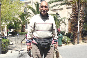 ο Γιάννης Κοντογιάννης από τον Αήμονα με τα χόρτα και τα ματζούνια- “κοπελιά ραδίκιο θες;”