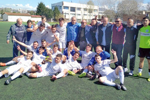 Οι παίκτες της Μικτής ΕΠΣΗ με τους προπονητές και παράγοντες μετά το ματς με το αντίστοιχο συγκρότημα της ΕΠΣ Σερρών