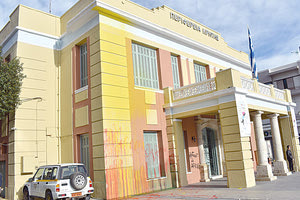 Με μπογιές και συνθήματα στην πρόσοψη του κτιρίου της Περιφέρειας Κρήτης υποδέχτηκαν άγνωστοι την Τουρκάλα πρόξενο, Όγια Γιαζάρ.