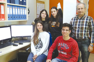 Ο καθηγητής κ. Αντώνης Μαργαρίτης με μαθητές που συμμετείχαν στην έρευνα