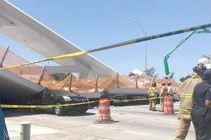 Κατέρρευσε πεζογέφυρα στη Φλόριντα