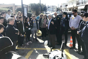 Σε συμβολική καθιστική διαμαρτυρία, προχώρησαν χθες οι μαθητές της Β’ τάξης του Γυμνασίου Γαζίου για την οδική ασφάλεια