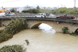 στο γεφυράκι της οδού Μεσσαράς