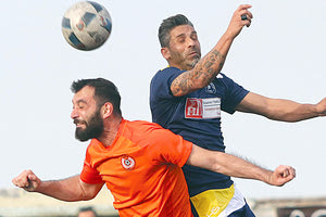 Ο Νταουσιάνης (δεξιά) σε φάση από το ματς του ΑΟΚ με τον Ηρακλή Ν.