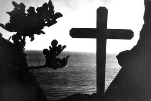 Ξύλινος σταυρός τοποθετήθηκε το 1945 από τους Σφακιανούς στον τόπο της εκτέλεσης των 26 πατριωτών.