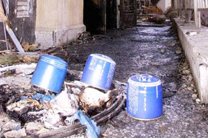 Τα γκαζάκια τοποθετήθηκαν μπροστά από το σουβλατζίδικο (φώτο αρχείου)